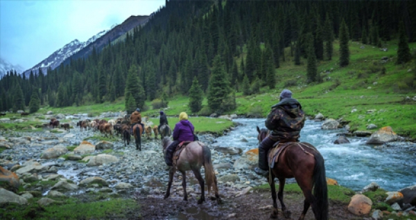 On Horseback in the unique Tien-Shan